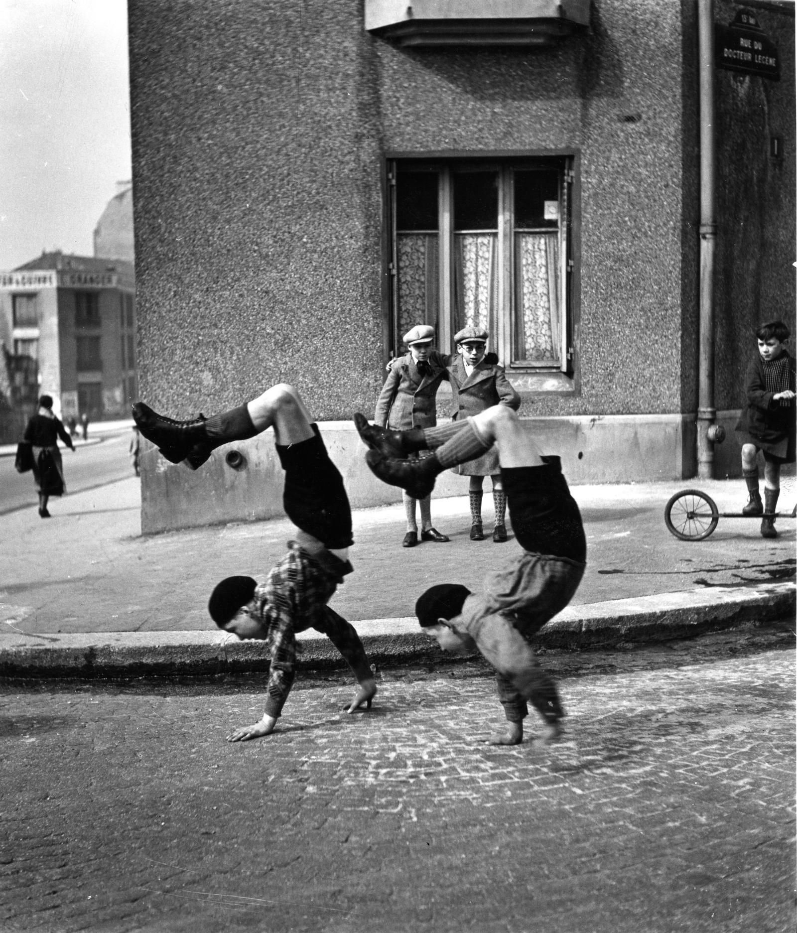 Robert Doisneau, Les frères, rue du docteur Lecène, Paris, 1934